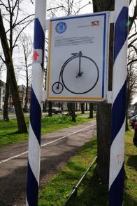 Afbeelding van het ANWB-bord bij het fietspad over de Maliebaan te Utrecht. Het bord markeert het feit dat dit het eerste fietspad in Nederland is.